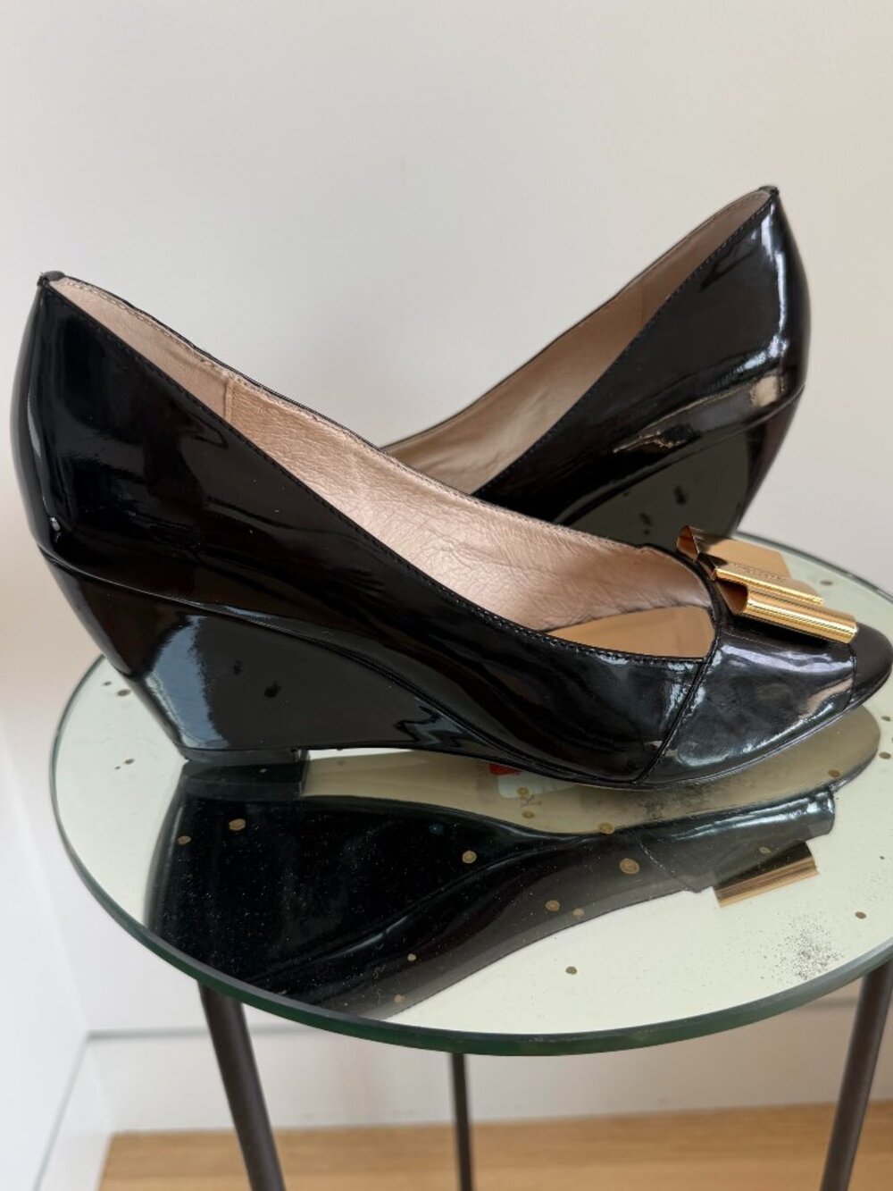 Kate Spade Black Patent Peep Toe Wedges with Gold Bow Details Sz 7.5 - Picture 2 of 5